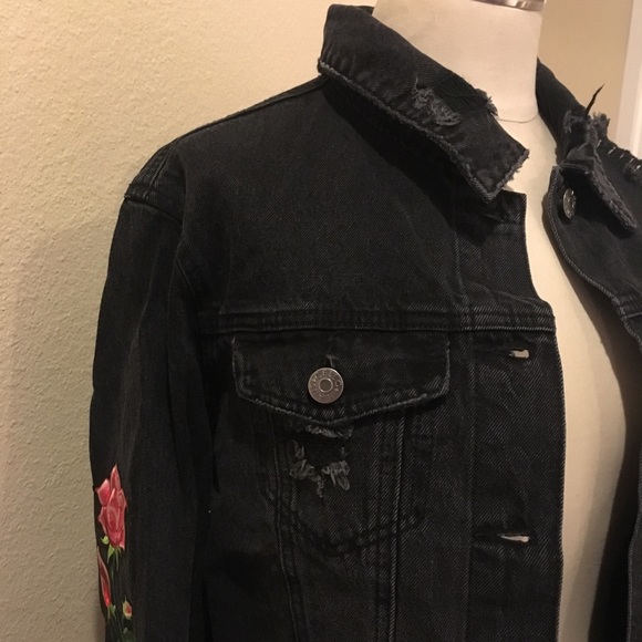 2xHOST PICK✨Distressed jeans jacket w/ embroidery✨ - Picture 7 of 7